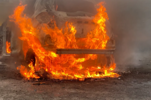 China cria normas que proíbem baterias de carros elétricos de pegar fogo ou explodir